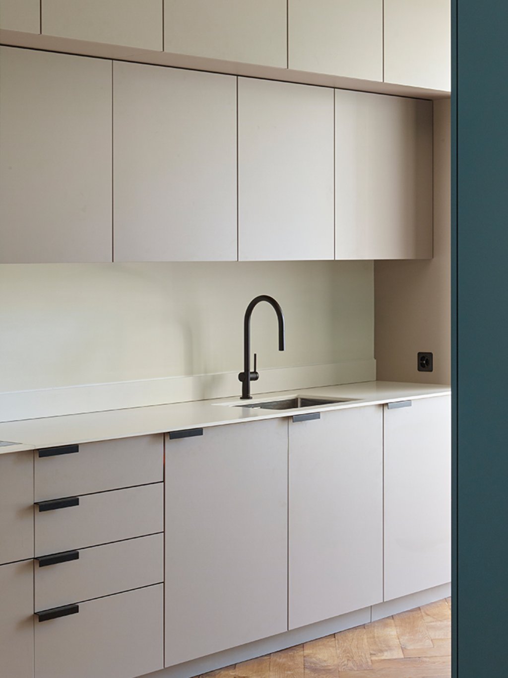 Hilbert Architektur Florastrasse Küche mit Garderobemöbel