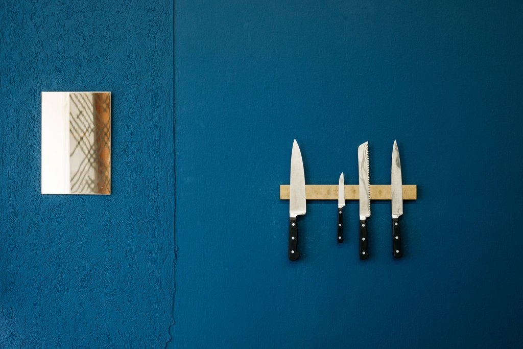 Arno Wolf Hilbert architektur design laden Basel Messing Spiegel und messing messerleiste