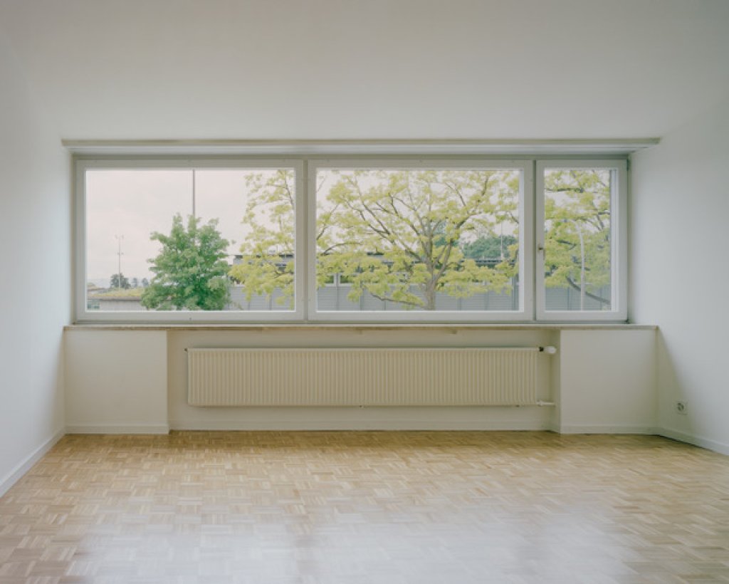 Zimmer Innenaufnahme Boden Klötzliparkett Bandfenster