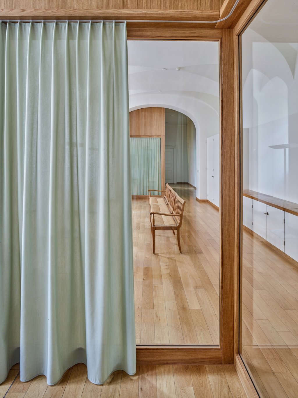 Blaue und Weisse Haus Büroausbau Glaswand Vorhang